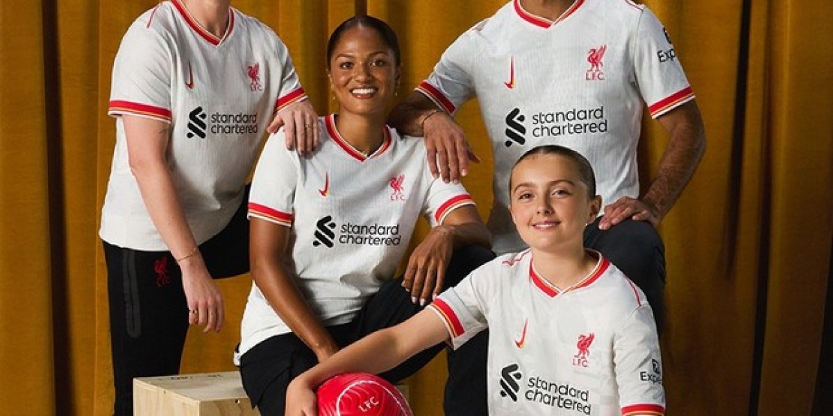 Liverpool FC kondigt het nieuwste zwarte uitshirt voor seizoen 2024/25 aan